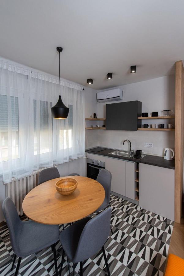 Republic Square Apartment - With Garage ノヴィ・サド エクステリア 写真